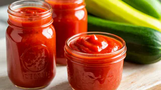 Каждый август закрываю по 20 банок домашнего кетчупа из кабачков на зиму: получается вкуснее, чем магазинный - простой рецепт