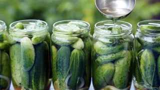 Маринуем хрустящие огурцы в банке 1 литр: очень простой рецепт