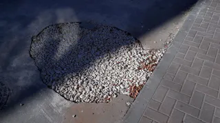 В Рязани на улице Подгорной провал засыпали щебнем