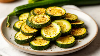 Всю жизнь вы готовили кабачки неправильно. 4 совета от шеф-поваров, чтобы жареные кабачки всегда удавались на славу