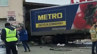 На улице Ситниковской в Рязани 14 апреля фура протаранила автосервис