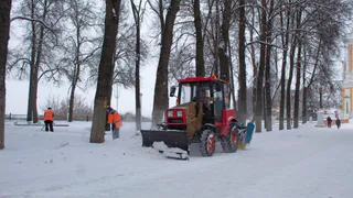 Горячая линия: куда обращаться с жалобой на снежные завалы
