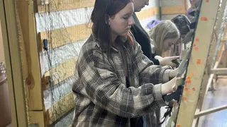 Владимирские студенты плетут маскировку для отправки в зону СВО