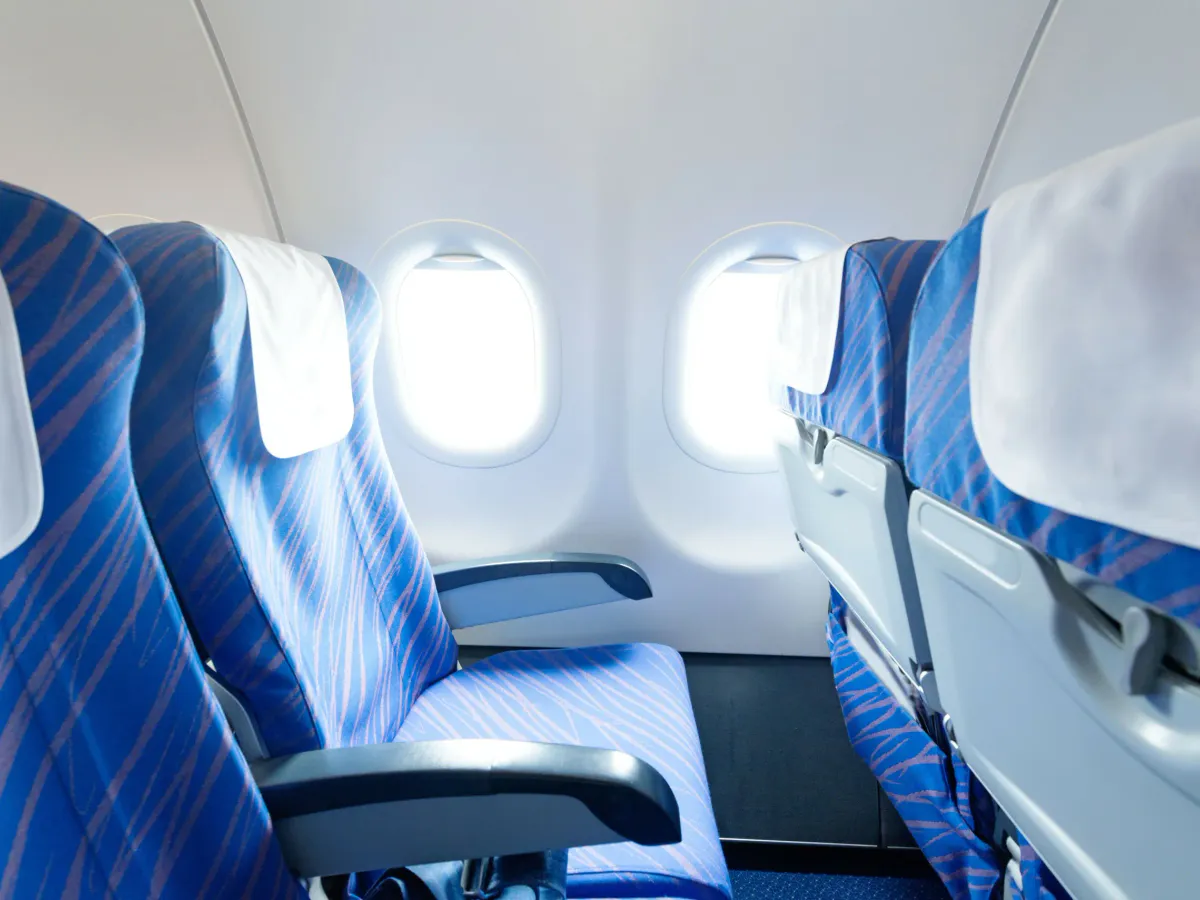 Стюардесса объяснила, почему в самолёт ни в коем случае нельзя надевать джинсы или кроссовки