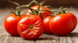 Вот почему нельзя выкидывать гнилые помидоры - чем больше гнили, тем они ценнее