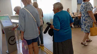 Соседка рассказала, как пенсионеры экономят деньги и откуда у них миллионы на вкладах в банке