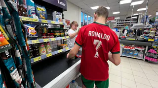 "Пакетик нужен?": почему кассиры в "Пятерочке" и "Магните" постоянно спрашивают об этом