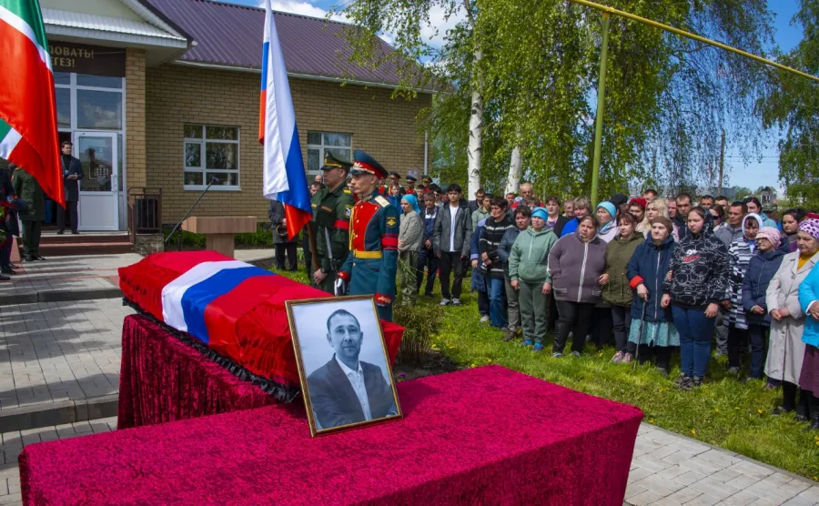 Нижнекамцы простились со старшим сержантом Равилем Рамазановым