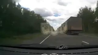 В Сасовском районе автомобиль пошел на обгон и отправился в кювет. Видео