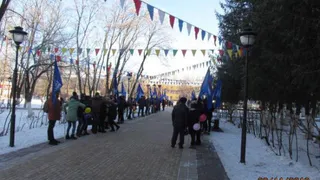 В Брянске «Единая Россия» выгнала на мороз школьников с партийными флагами