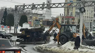 Напротив Дворца торжеств: на Московском шоссе перевернулся асфальтоукладчик