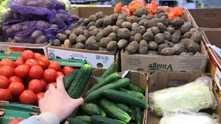 Легчайший рецепт малосольных огурцов: залейте их минералкой - узнаете, что будет