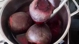 Варить свеклу часами не нужно — хватит всего 15 минут: овощ станет вкуснее и сочнее всего благодаря одной уловке