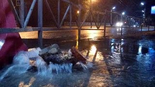 В разных районах города из-под асфальта бьет вода – мы узнали причину