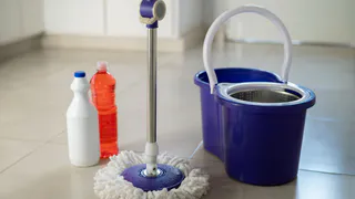 Начала мыть полы соленой водой — перемены в доме заметила вся семья: вот для чего добавляю 3 ложки соли в ведро