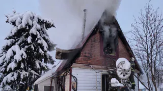 В Коми пожар в дачном доме тушили 9 спасателей и 13 добровольцев
