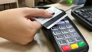 Выключи это в телефоне, чтобы мошенники не могли украсть деньги