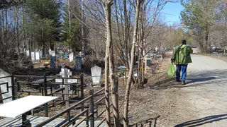 Талые воды затопили кладбище в Казани