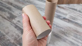 Теперь никогда не выбрасываем втулки от туалетной бумаги. Весьма полезная и нужная вещь - показываю, куда мы их применяем