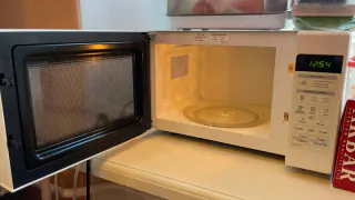 Названы продукты, которые запрещено разогревать в СВЧ-печи: запомните, их всего 10