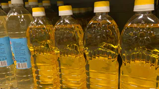 Янтарная гадость в бутылке: Роскачество назвало худшие бренды растительного масла