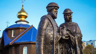 Скульптура Петра и Февронии Муромских появилась на набережной одного из городов Сахалина