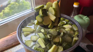 Зачем мучиться с банками, если огурцы можно закрыть без варки и стерилизации: салат на зиму, который всегда съедают первым