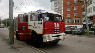 Прямо на парковке: на улице Садовой загорелись два автомобиля
