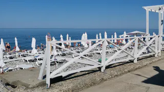 «Купаться невозможно, мы все просто сидим на берегу»: Черное море преподнесло неприятный сюрприз отдыхающим