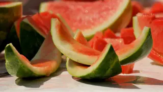 Не спешите выбрасывать арбузные корки! Закапываю их на грядке — и вот что происходит через 7 дней: гениальный дачный сек