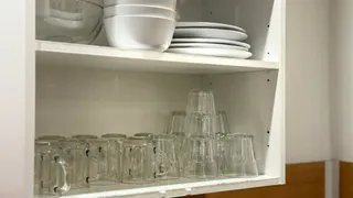 Почему я стаканы и чашки храню перевёрнутыми: этот урок запомнила на всю жизнь - хитрость с перевертышем делает кухню чище и уютнее