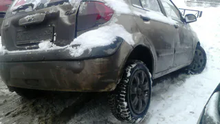 Автомобиль провалился около Театра Кукол из-за осевшего асфальта