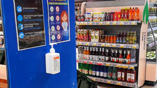 Как борются с коронавирусом в Рязани: в супермаркете повесили стенд с дезинфицирующим средством