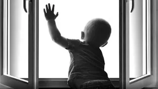 ЧП в Набережных Челнах: годовалая девочка выпала из окна 4 этажа во время вечеринки родных