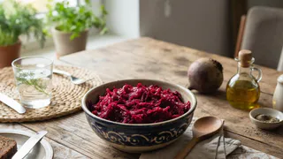 В сезон молодой свеклы готовлю салат: улетает со стола первым - вкусно и с хлебом, и с мясом, и с картошкой