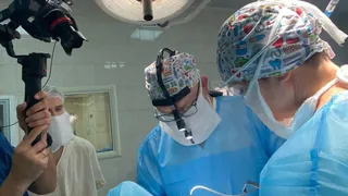 В Рязанской ОКБ провели прямую трансляцию операции по замене имплантатов молочных желёз