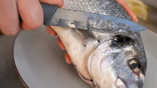 Как почистить рыбу без ножа и кипятка - этот метод подходит для любой чешуи
