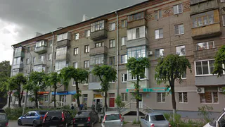 СМИ: В Роще из окна дома выпала женщина