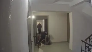 Нападение директора УК с молотком на владельца квартиры попало на видео