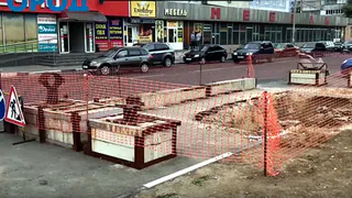 На улице Бирюзова коммунальщики разворотили свежий асфальт