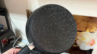 Оставьте химию в магазине: проверенный трюк, чтобы любая сковородка засияла за 10 минут