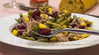 Легкий и вкусный салат с фасолью: простой рецепт для занятых