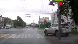 Было лень стоять: водитель кроссовера объехал красный светофор по тротуару