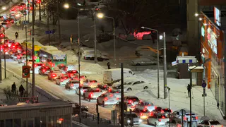 Верховный суд поставил жирную точку в споре: наезд одним колесом на сплошную – лишение прав или нет?
