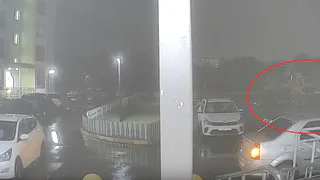 В Рязани на придомовой территории на припаркованную машину скинули бутылку