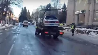 В Рязани полицейский автомобиль погрузили на эвакуатор. Видео