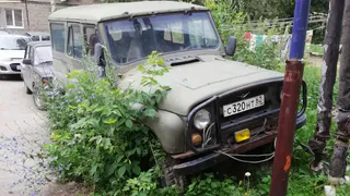 Стоит три года! На Качевской жителям мешает брошенный уазик