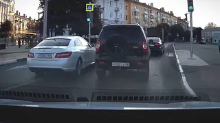 На площади Ленина автохам на Мерседесе выехал на полосу встречного движения