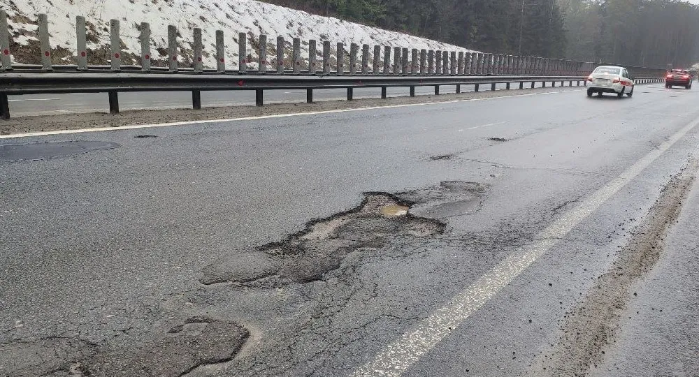На трассе М-7 «Волга» в Вязниковском районе выявили опасные выбоины на дороге
