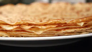 Гости обалдеют от этой вкуснятины: легкий рецепт тонких старорусских блинов на Масленицу